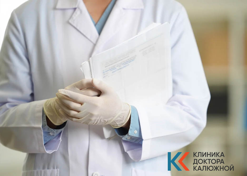 Врач стоит с документами в руках